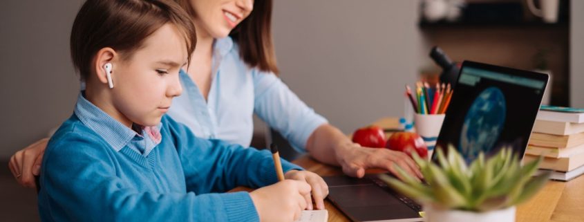 Amakids.bg-MentalnaAritmetika-AnglijskiEzik-GooglePlay-AppStore-preteen-boy-uses-laptop-make-video-call-with-his-teacher-his-mother