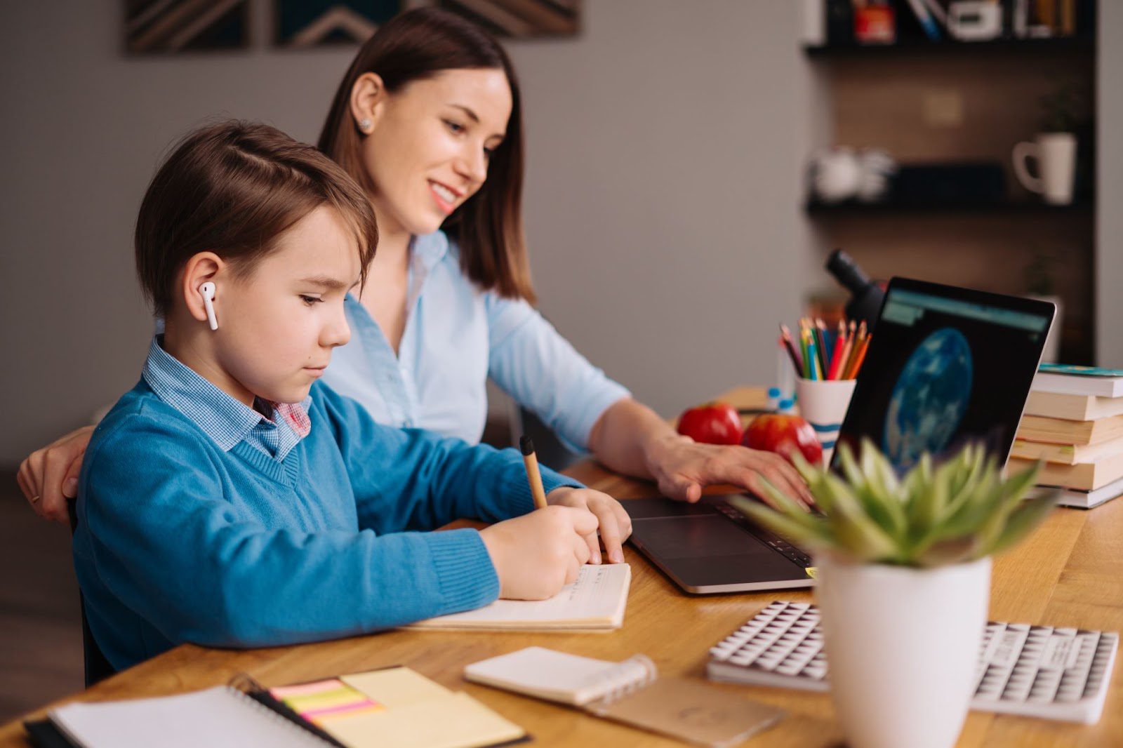 Amakids.bg-MentalnaAritmetika-AnglijskiEzik-GooglePlay-AppStore-preteen-boy-uses-laptop-make-video-call-with-his-teacher-his-mother